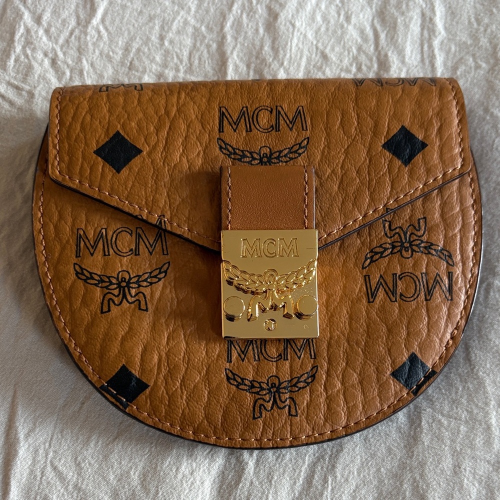 Visetos Small Patricia Round Crossbody Wallet Cognac
